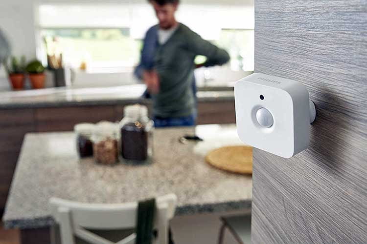 Il rilevatore di movimento Philips Hue Indoor è dotato anche di un sensore di luce diurna.