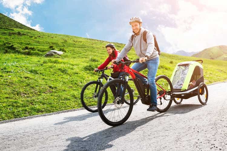 Cosa devono tenere a mente gli interessati quando vanno in bicicletta con la famiglia