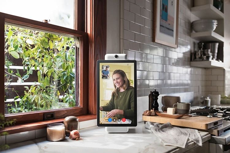 Facebook Portal+ mit Schwenk-Display im Porträt-Modus