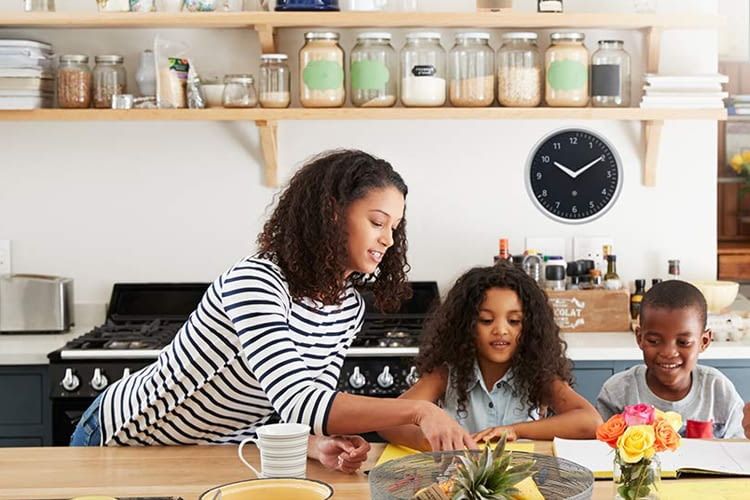 Die Amazon Echo Wall Clock visualisiert über einen Lichtring einen Timer