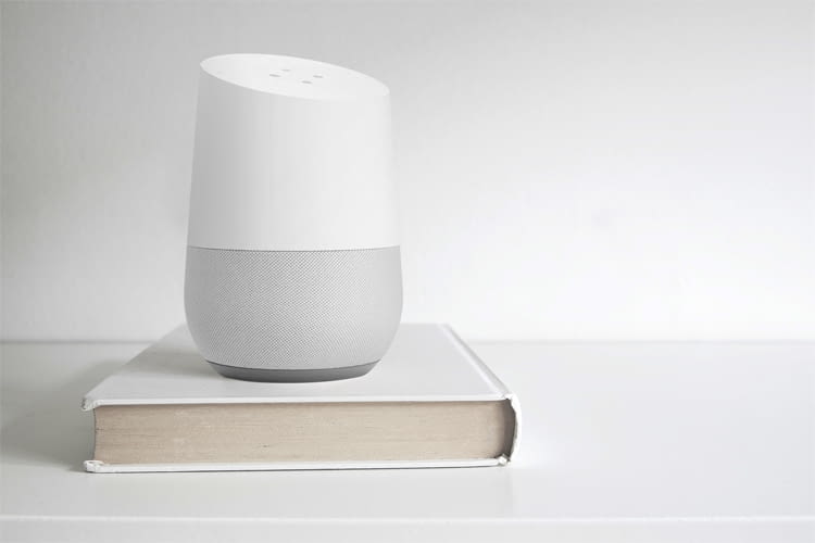 Die Sprachsoftware Google Assistant und ist u.a. auf dem Google Home Lautsprecher installiert