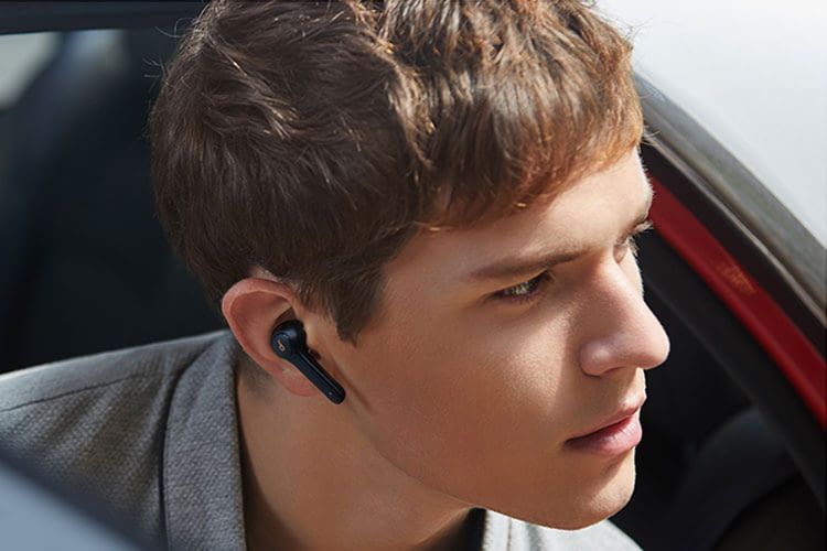 Die Soundcore Life P2 Earbuds sitzen sicher im Ohr und sind sogar gegen kurzes Untertauchen in Wasser geschützt
