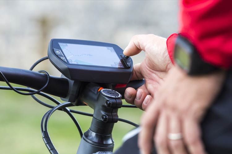 Ein Fahrradcomputer erteilt Auskunft über Geschwindigkeit, Streckenlänge und vieles mehr