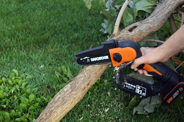 Diese kleine Kettensäge leistete bei uns im Test gute Dienste