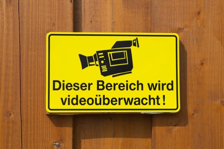 Die Wansview W2 überwacht Außenbereiche um Haus, Bürogebäude oder Geschäfte