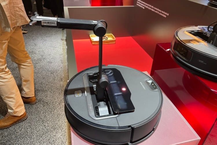Mit dem Saros Z70 hat Roborock einen Saugroboter mit Greifarm auf der CES 2025 vorgestellt