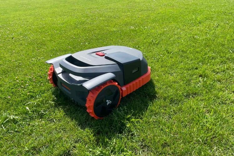 Beim Rasen mähen macht dem Segway Navimow X250 fast niemand etwas vor. Doch im Test offenbart er auch Schwächen