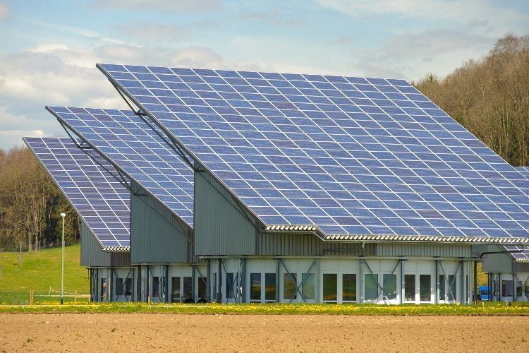Auch für Gewerbeanlagen kann sich Photovoltaik lohnen