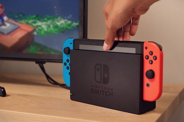 Die Nintendo Switch Gaming-Konsole lässt sich am TV, unterwegs oder als Tischmodell nutzen