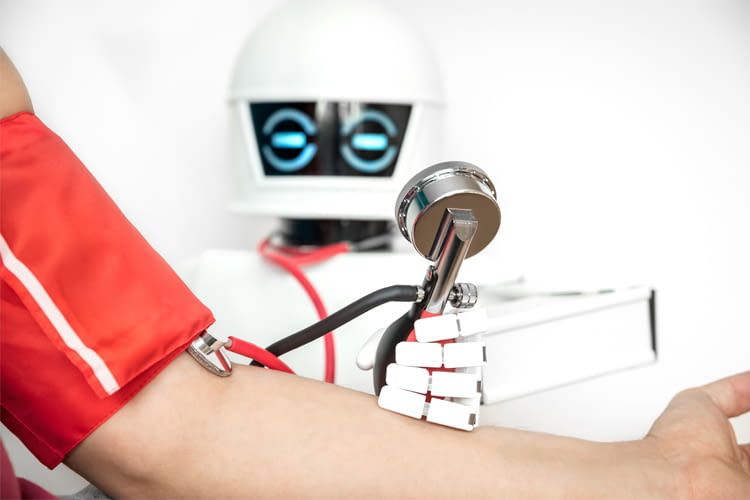 In Zukunft werden Roboter vielleicht sogar zu Pflegern (Symbolfoto)