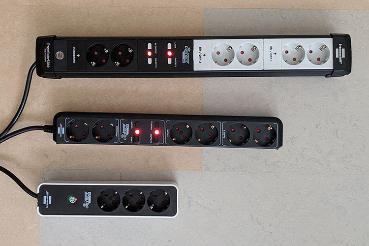 Tutte e 3 le prese WLAN commutabili del test: brennenstuhl Connect Ecolor, Eco-Line e Premium-Line (dal basso verso l'alto)