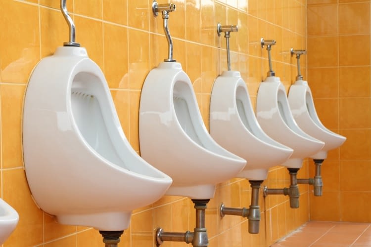 Die Challenge am Urinal: Bei pee.win gewinnen zielsichere Langpinkler