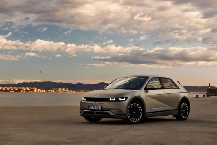 Hyundai IONIQ 5 bei Abendlicht am Strand