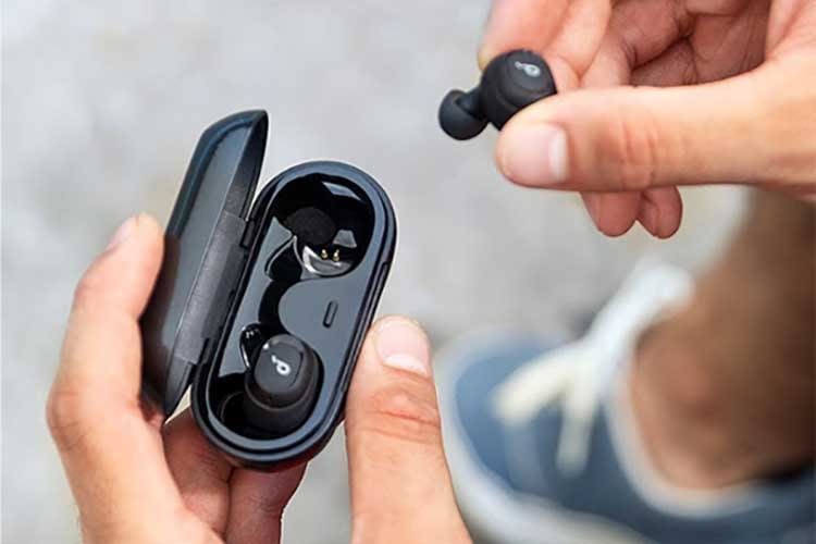 Zurück inder Ladebox laden sich die In-Ear-Kopfhörer ANKER Soundcore Liberty Neo erneut auf