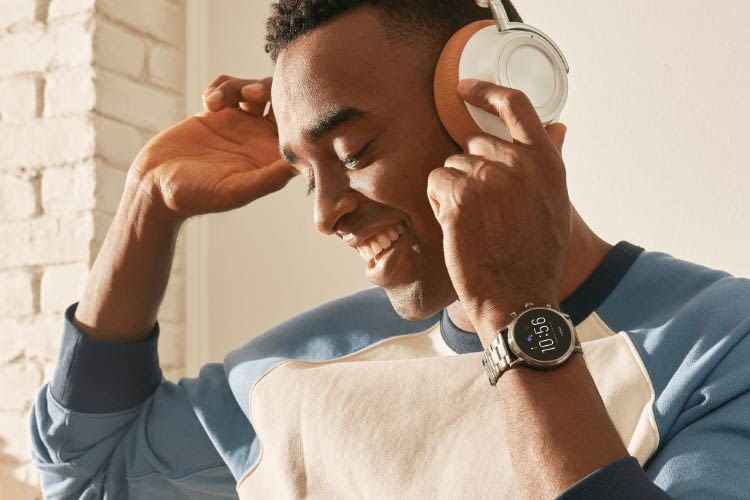 Per Smartwatch lässt sich z. B. die Musik am Handy fernsteuern