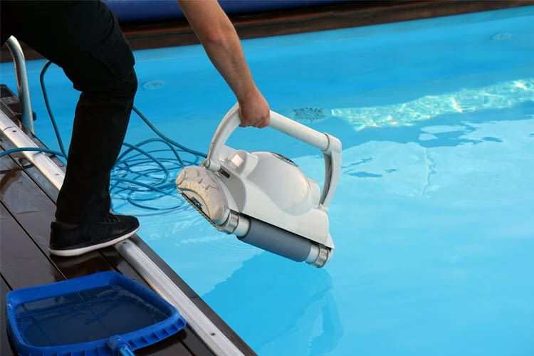 Einmal im Pool eingesetzt, reinigen immer mehr Putzroboter App gesteuert