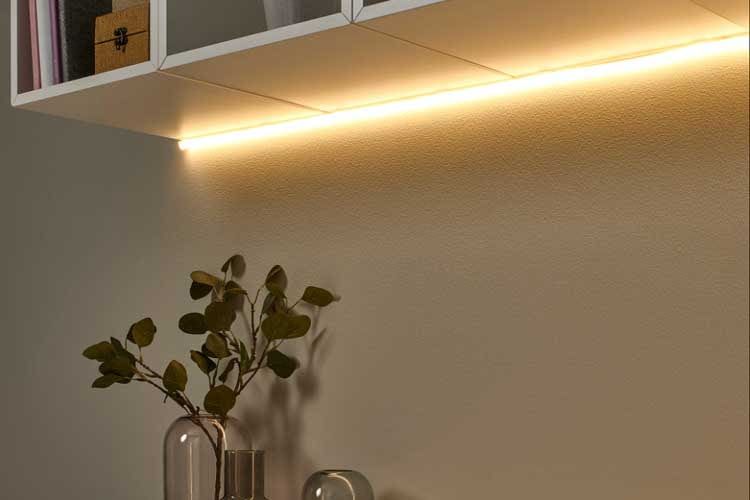 La striscia luminosa MYRVARV di IKEA offre un'illuminazione visiva e una bella illuminazione indiretta.