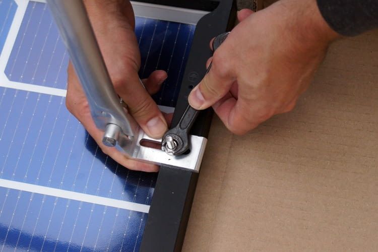 Die Montage eines Balkonkraftwerks erfordert meist keinen Fachmann