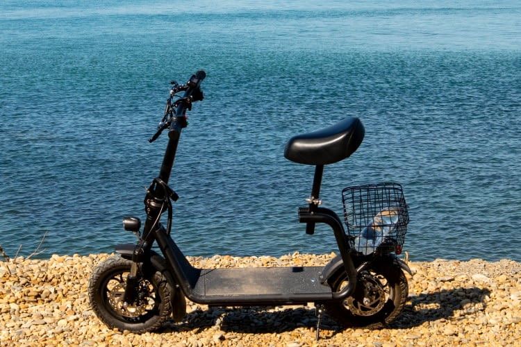E-Scooter mit Sitz sind gute Alltagsbegleiter, aber auch im Urlaub kommen sie dank praktischem Klappmechanismus zum Einsatz.