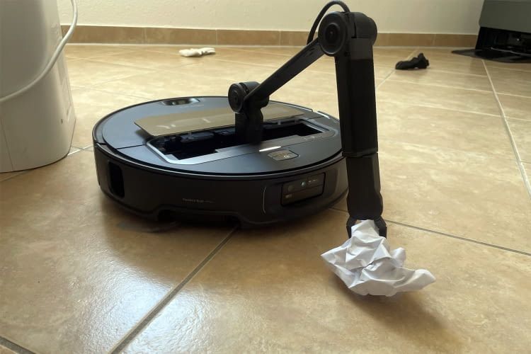 Per Greifarm räumt dieser Putzroboter Kleinteile aus dem Weg