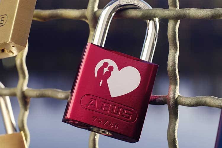 Ein ABUS Love Lock Liebesschloss macht Brücken oder andere Objekte zu besonderen Orten - nicht nur am Valentinstag