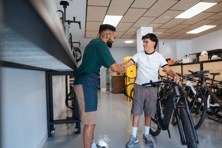 Wer beim E-Bike Kauf sparen will, sollte sich genau informieren und sich im Sale von Anbieter rebike umsehen