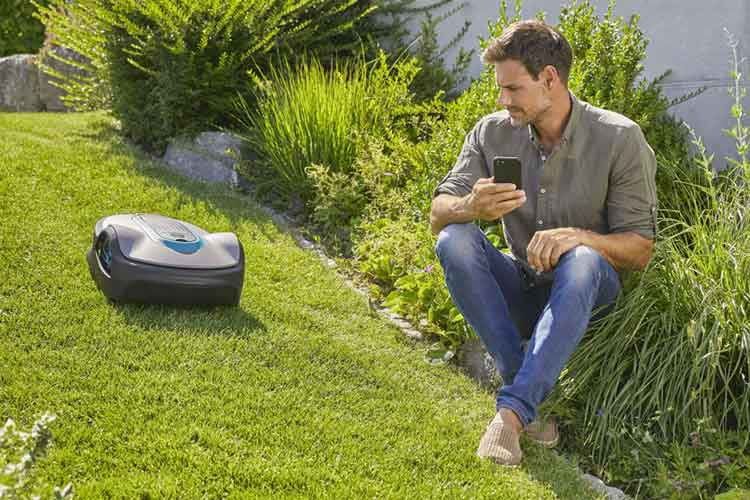Smarte GARDENA SILENO Mähroboter lassen sich bequem per App steuern und verwalten