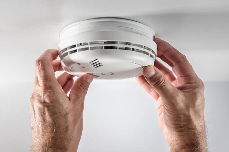 Schon ein Rauchwarnmelder in Haus oder Wohnung erhöht die Sicherheit stark