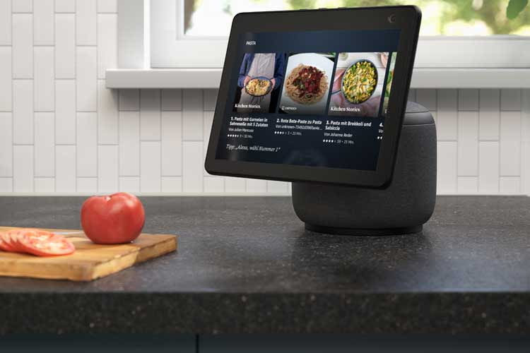 Echo Show 10 ist das Top-Modell unter den Amazon Smart Displays und besitzt einen schwenkbaren Bildschirm