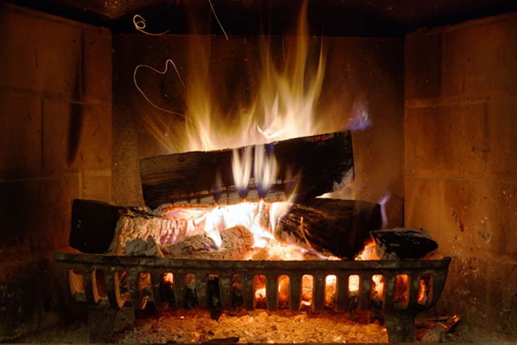 Weihnachtliche Sprachbefehle und Kaminfeuer mit Google Assistant