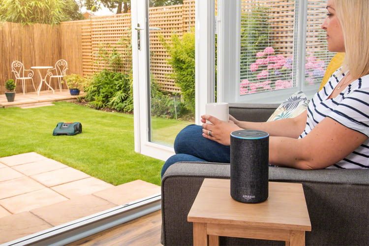 Wer Bosch Indego S+ 350 mit einem Echo Lautsprecher vernetzt, kann ihn per Sprachbefehl steuern