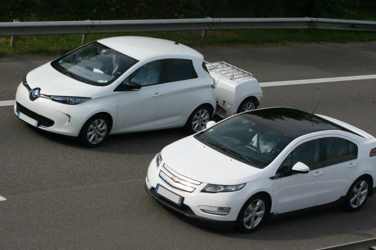 Test beim Road Trip mit Langstrecke: Zoe mit Akku und Tesla