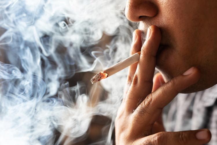 Zigarettenrauch kann sich hartnäckig in der Wohnung festsetzen