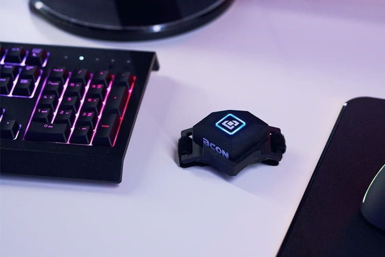 Der Bcon Controller wird (ergänzend zu Maus und Tastatur) zur Bewegungssteuerung am Schuh angebracht