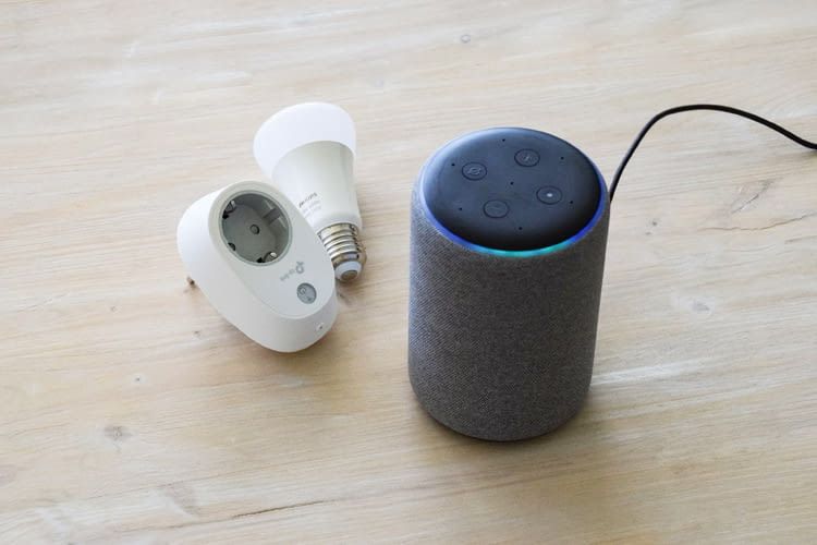 Immer mehr Geräte sind mit Alexa nutzbar, z.B. auch der hier gezeigte Echo Plus Lautsprecher