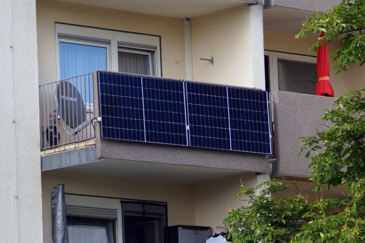 Wir stellen passende Mini-Solaranlagen für Beton-Balkone vor