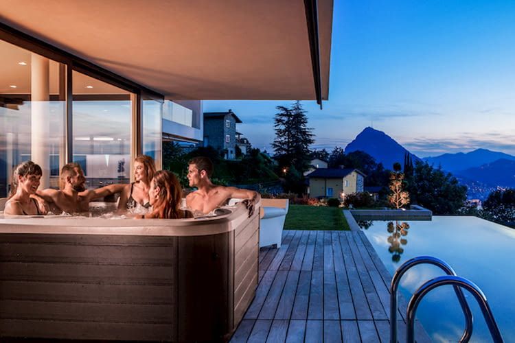 Ein Outdoor-WLAN-Whirlpool lässt sich per Appsteuerung z. B. vorheizen