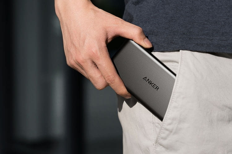 Anker PowerCore II Slim 10000 passt dank flacher Bauweise in so gut wie jede Tasche