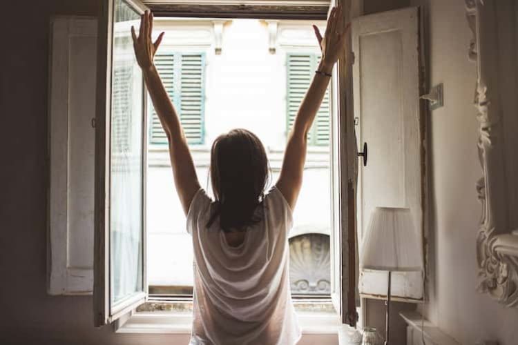 Aufstehen und sich strecken vor dem Fenster