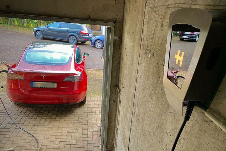 Mit einer Wallbox laden Elektroautobesitzer ihr Fahrzeug einfach und komfortabel zuhause