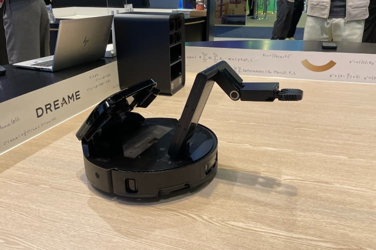 Auch Dreame hat auf der CES 2025 einen Saugroboter mit Greifarm vorgestellt. Einen Namen hat das Modell noch nicht