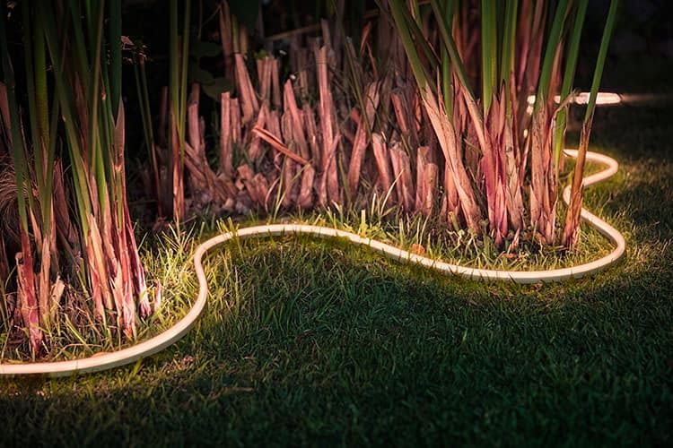 Für stimmungsvolle Beleuchtung im Garten, auf der Terrasse oder entlang von Wegen sorgt der Outdoor Lightstrip von Philips Hue