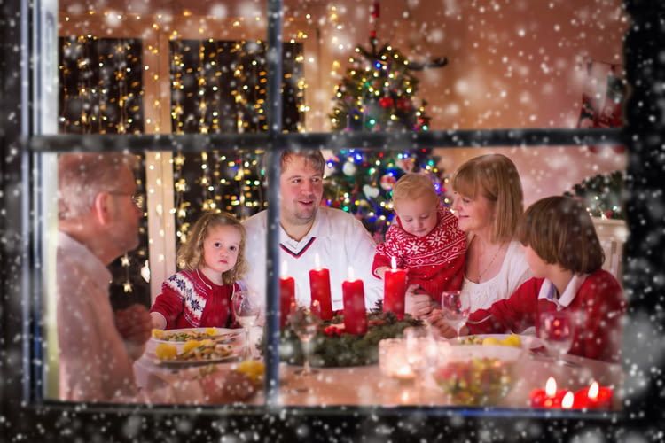 Die ganze Familie lauscht den Weihnachtsgeschichten der Alexa Skills