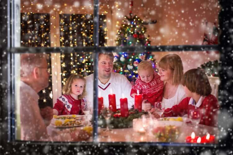 Die ganze Familie lauscht den Weihnachtsgeschichten der Alexa Skills