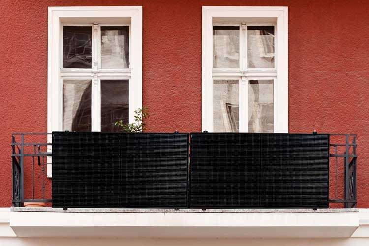 priwatt bietet Mini-Solaranlagen Starter-Pakete für Fassaden, Balkone oder auch Flachdächer