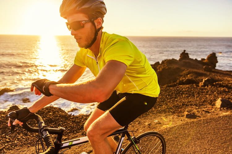 Radfahrer schaut auf seine Smartwatch