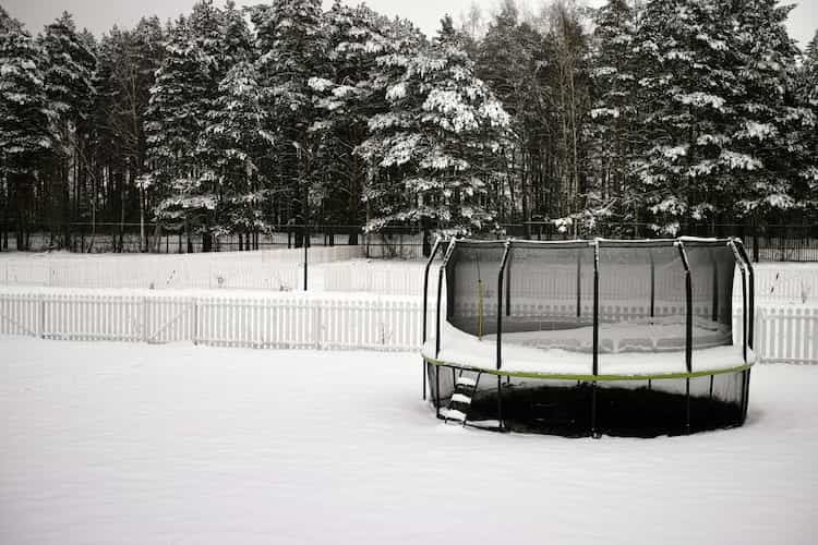 Trampolin im Winter