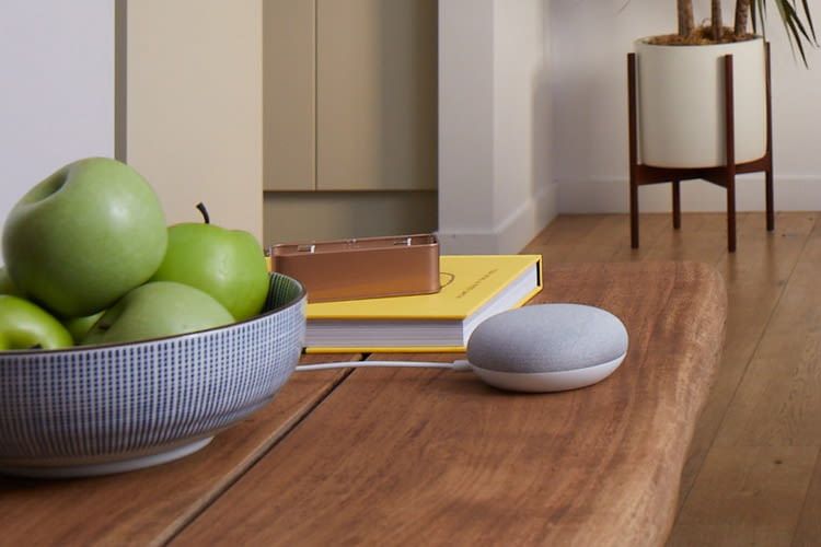 Im Inneren des Google Home Mini arbeitet die Künstliche Intelligenz Google Assistant