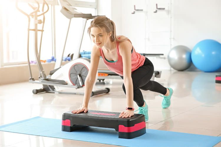 Mit einem Stepper lassen sich zuhause viele Fitnessübungen durchführen