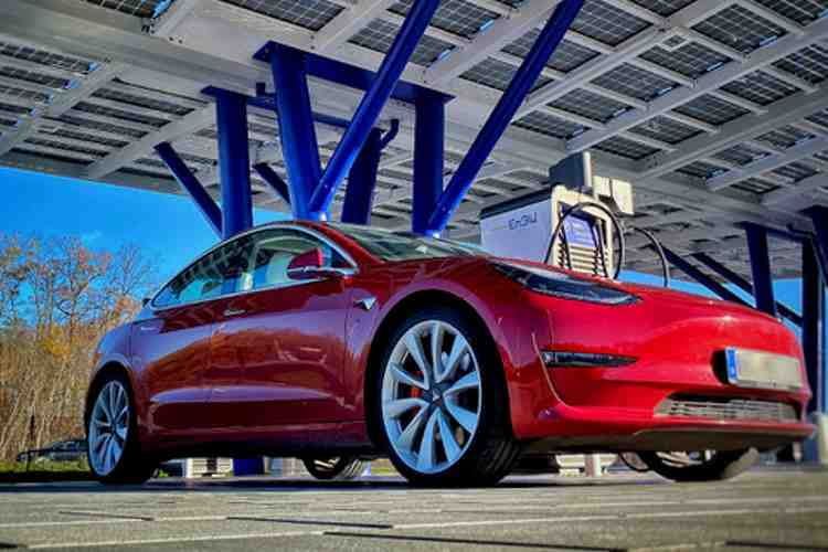Der Tesla Model 3 kann an Schnellladestationen bis zu 250 kW in der Spitze laden